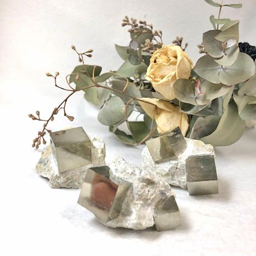 シ*a様 フールズゴールド級の輝き！約2kgのパイライト原石（台座付き