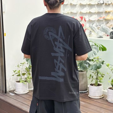 STUSSY BUANA STOCK TEE 全黑 短袖 背後側邊 灰字體 大LOGO 正面全素 日本