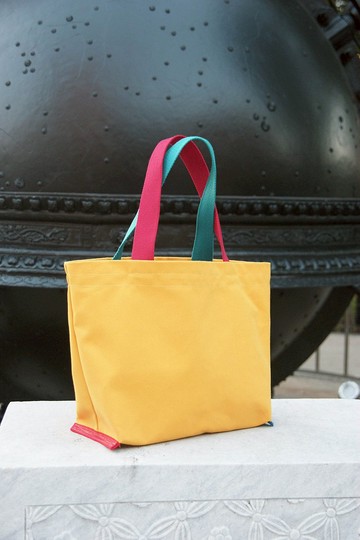 黃色跳躍式配色帆布包