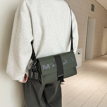 特價出清 郵差包 側肩包 側背包 單肩包 男包 大容量 潮牌斜挎包男款戶外運動騎行揹包郵差包大容量單肩包女輕便通勤包嚴選