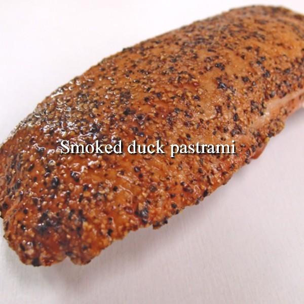合鴨パストラミ1本200g Duck smoked pastrami 黒胡椒香る合鴨パストラミ。オードブル　パーティにいかがでしょうか♪　かも肉