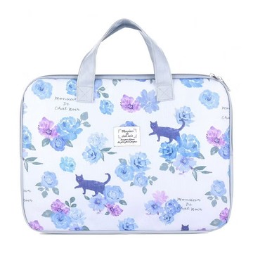 kUSUgURU JAPAN 日本眼鏡貓 Cat Rose Garden黑貓君系列 緩衝防撞材質防水膜手提公事包 電腦包  13吋  藍色