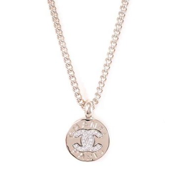 CHANEL ABG026 水鑽雙C LOGO刻印圓牌吊墜項鍊.淡金
