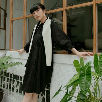 OB嚴選中大尺碼-寬鬆純棉緹花織紋荷葉鬆緊七分袖排釦洋裝《DA9918》