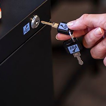 Brother TZe-521 護貝標籤帶 ( 9mm 藍底黑字 )