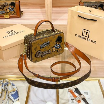 香港品牌真皮包包女2025新款潮高級感時尚柳釘真皮單肩手提斜