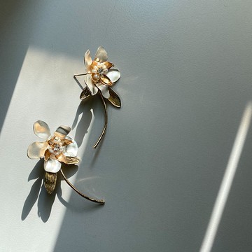 Ehwa- 金銀色單枝花朵耳環