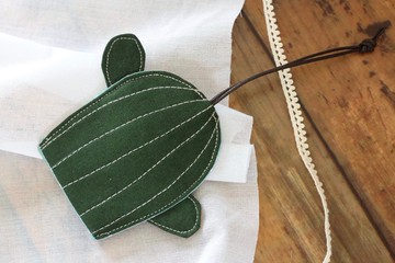 手作鑰匙包。深綠直條紋小仙