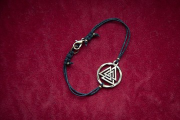 青銅 Valknut標志 手鏈配棉繩。 異教風格的奧丁手鐲。 小手鏈