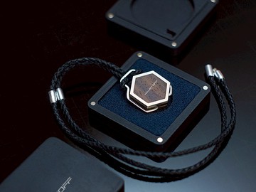 鈦和鐵木項鍊，皮繩上的鈦吊墜