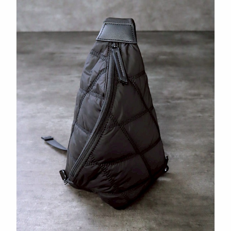 フリル付きブラックボディバッグ 撥水軽量人気ナイロンオックス  