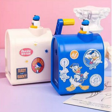 麦和03045唐老鸭系列学生手摇削笔机高颜值动漫美术铅笔转笔刀【益三和】可開發票