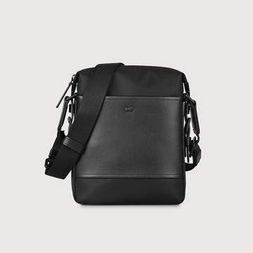 【結帳贈擦拭布乙條】尼爾-B 直式斜背包-黑色/BF522-17-BK