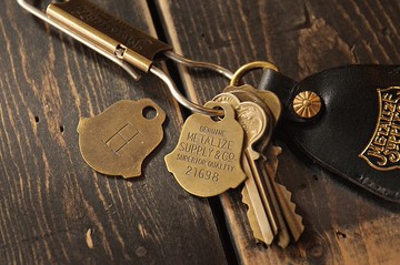 【METALIZE】老飯店黃銅吊飾(盾型)