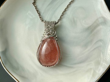 金屬線編織星光草莓晶墜飾搭配925銀項鍊 水滴型紅草莓