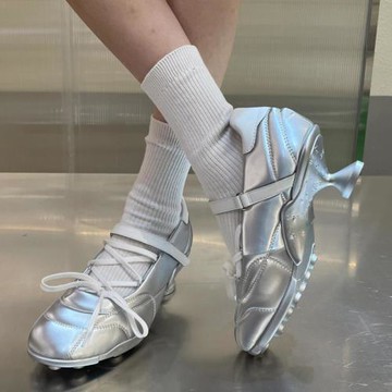 星際銀色運動風芭蕾鞋女2025新款設計感小眾細跟單鞋酒杯跟高跟鞋