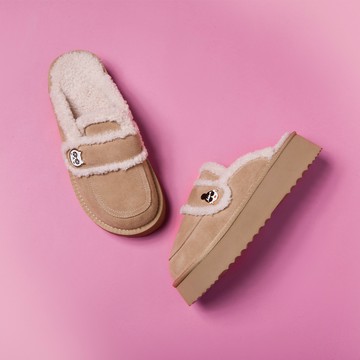 【日本京都聯名】HAPPYFACE 冬日慵懶不對稱鞋釦穆勒雪靴 杏 (7E3082)