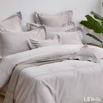 【Great Living格蕾寢飾】義大利La Belle 方圓舒曲-淺岩灰 特大長絨細棉刺繡四件式被套床包組(共三色)