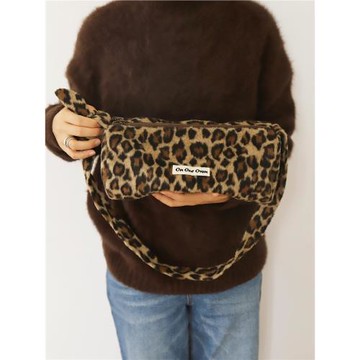 On Our Own 24FW 原創 豹紋毛呢斜挎圓筒包 復古秋冬可調節斜挎包