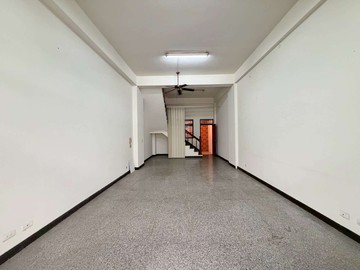 東區 臨路住店透天 (可停雙車)洽承辦｜台中市東區東英十二街