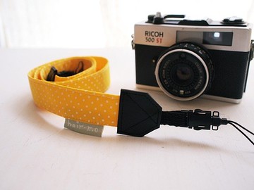 hairmo。簡約點點雙背相機帶-11洋黃點(雙小孔)