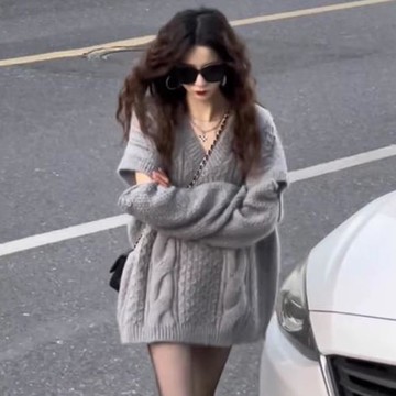 高級感v領灰色麻花毛衣女秋冬小眾設計感寬松慵懶針織衫中長款