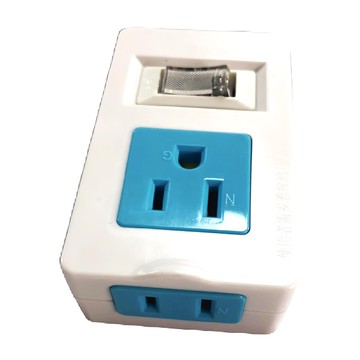 BC博銓 1開關2插座轉接器 15A 125V 過載自動斷電  8.4cm  白色 + 藍色  1個