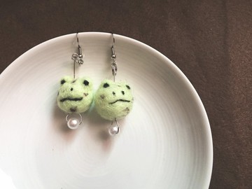 薄荷巧克力蛙羊毛氈垂墜耳環_耳勾/耳夾