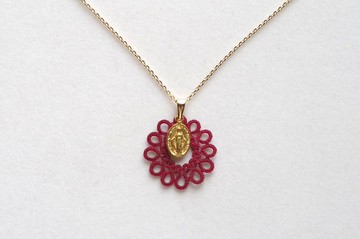Tatting蕾絲與聖牌墜飾・暗粉色