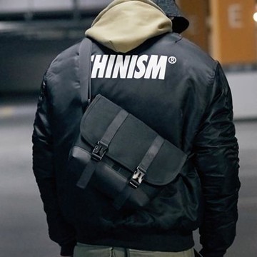 潮牌郵差包男士背包死飛單肩包港風嘻哈斜挎包學生街頭潮流小書包