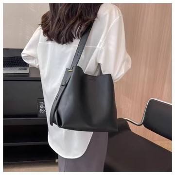 水桶包小眾設計新款女包高級感通勤托特包大容量單肩斜挎大包