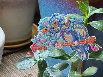 【禮物首選】靈鳥 Carie 刺繡別針