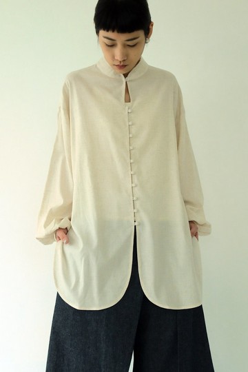 川 衣 WEAR BEING  立領玉石釦澎袖上衣  原色米白