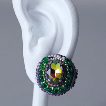 喋喋不休的耳夾 1 圓形 寶石 綠色 大尺寸 無鎳耳夾 獨一無二 珠飾刺繡