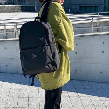 日本BEEM - JOUET 10pocket微光澤休閒後背包-黑色