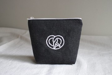 立體萬用拉鍊包 小物包 / 手工刺繡 單色扭結麵包