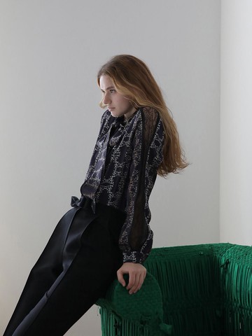 [CAHIERS] Sleeve lace contrast tie blouse