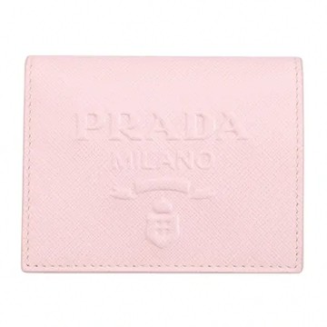 PRADA 1MV204 浮雕LOGO防刮對開零錢短夾.淺粉