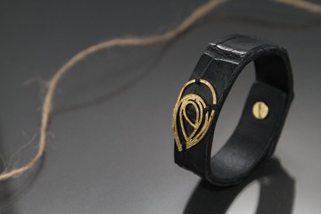 一公分的優雅 -- 鱷魚皮手環