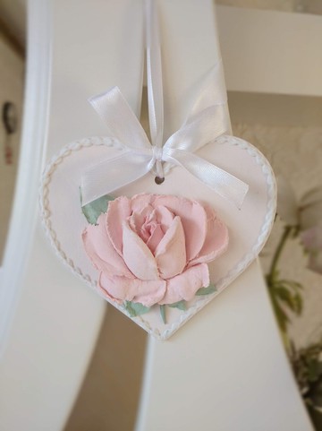 粉色愛心掛飾，搭配豐盈玫瑰，適合佈置女孩房、嬰兒房