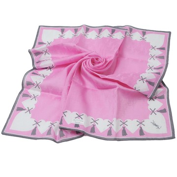 YSL Yves Saint Laurent 浮水印字母LOGO愛心圖騰大帕領巾(粉紅色系/58CM)