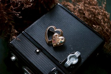 【老飾品/西洋老件】VINTAGE EMMOS雙心古典古著金色胸針