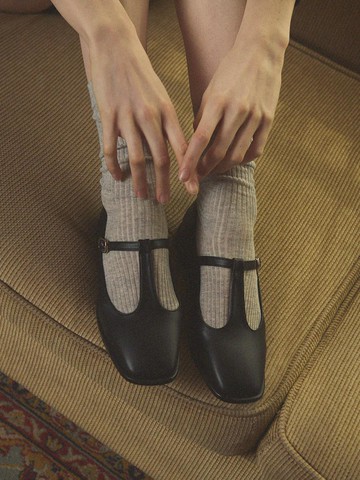 Square Toe T-Strap Latex-Cushioned Flat [Black] (FL3524)
