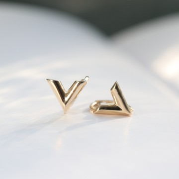 【 CHARIS 韓國珠寶】純14K金 金V 耳扣耳環(內徑7mm) 洗澡免摘 流汗碰水不褪色