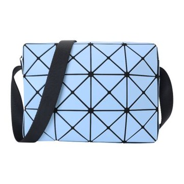 ISSEY MIYAKE BAOBAO 幾何皮質方格立方斜背包(霧面天藍)中款