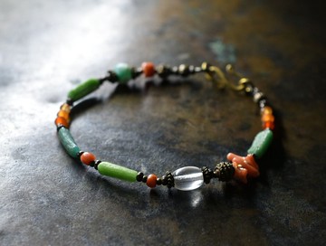 翡翠色羅馬玻璃與古董波西米亞珠飾、顆粒黃銅、銀化珠、珊瑚、瑪瑙手鍊