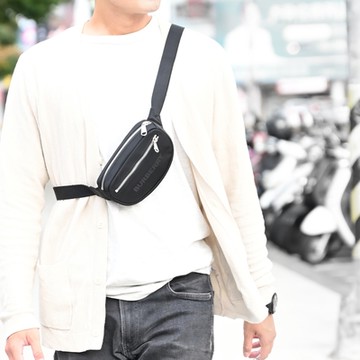 BURBERRY 巴寶莉  印字大LOGO素色尼龍拉鍊斜腰包/胸口包(黑)