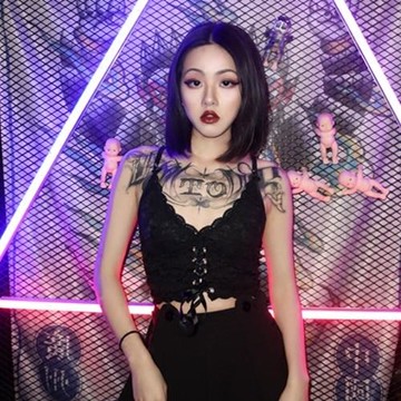 Miub 春夏款暗黑哥特立體鉤花蕾絲短款小吊帶交叉系繩小背心女