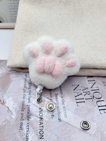 珮寧手作│白色貓掌羊毛氈│伸縮扣.易拉扣.伸縮夾.護士夾