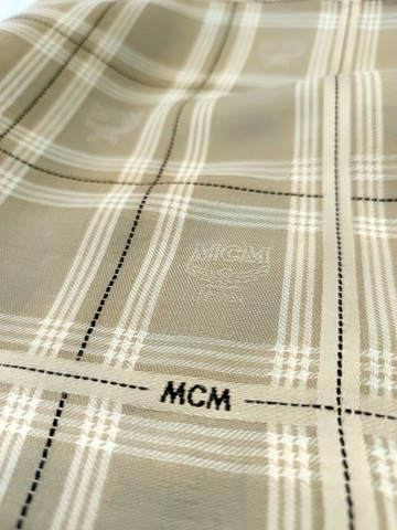 MCM 古著手帕 米白格紋 品牌標誌圖案 19 x 18 英吋。